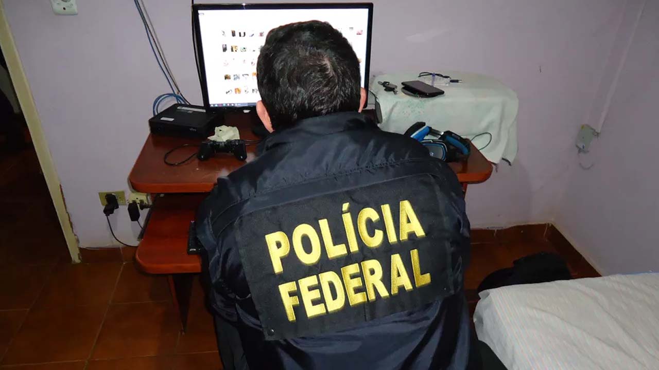 Material com pornografia infantil é apreendido pela Polícia Federal, em Piracicaba