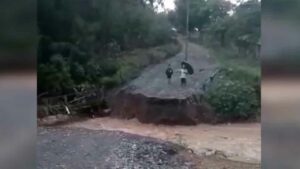 Moradores ficam ilhados após ponte ser destruída por chuva pela terceira vez em Laranjal Paulista