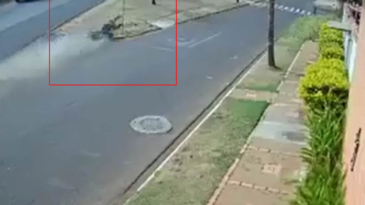 Motociclista bate em carro é arremessado contra placa de sinalização e morre