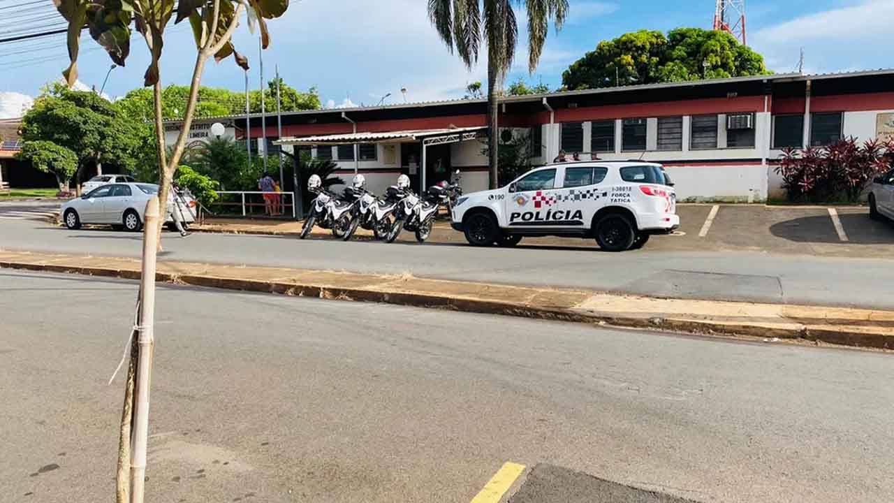 Motociclista sem habilitação foge da polícia e morre ao bater em ônibus, em Limeira