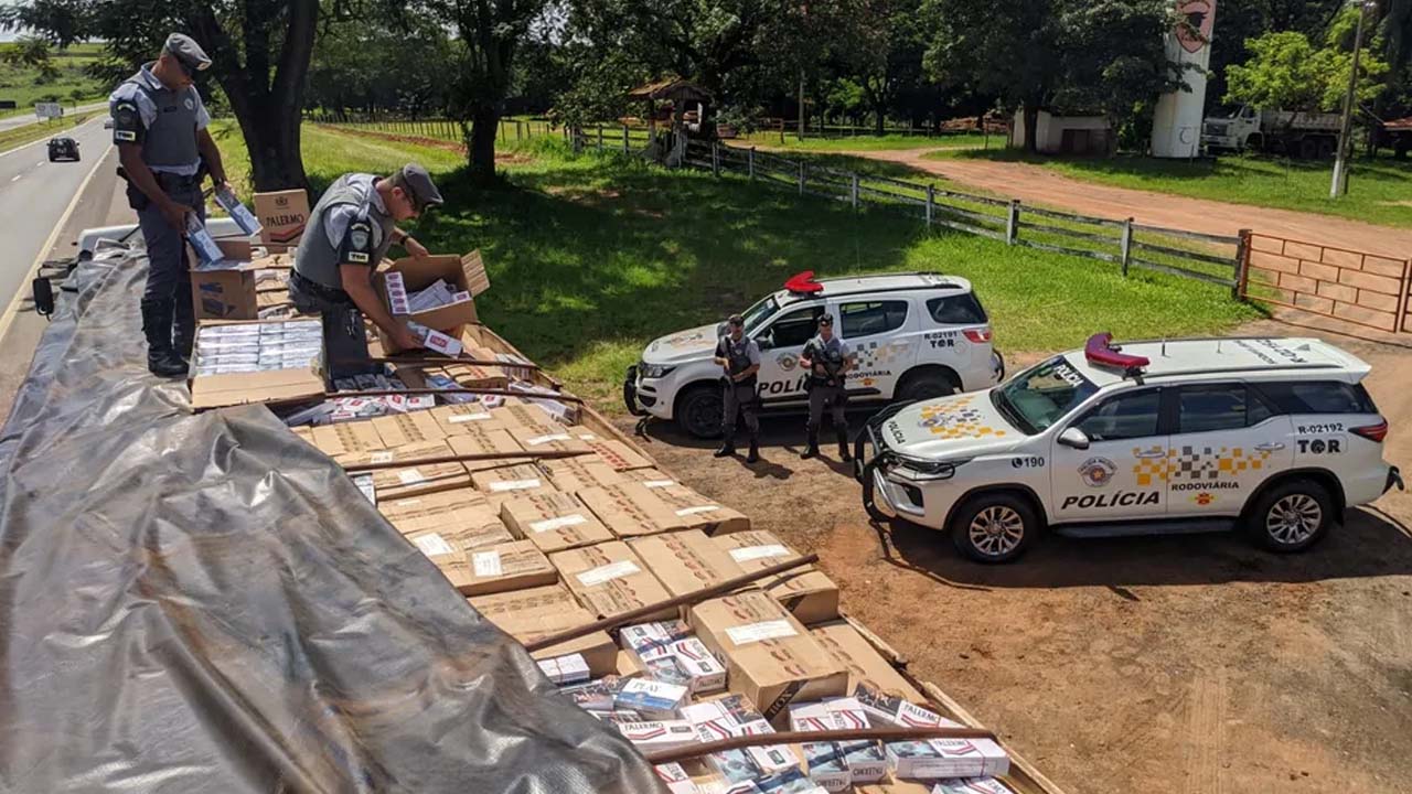 Motorista é flagrado com carga de cigarros contrabandeados do Paraguai, em Bauru