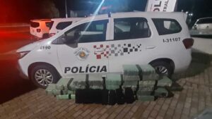 Motorista foge e abandona mais de 200 quilos de cocaína