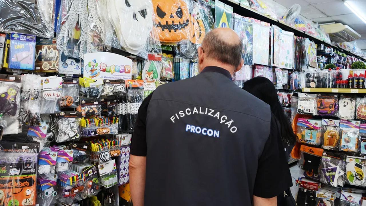 Nove comércios são autuados por irregularidades nas vendas para Halloween e Finados em Piracicaba