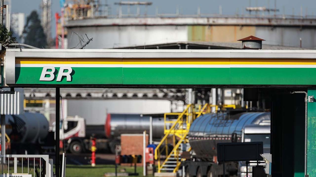 Petrobras aumenta preço de venda de gasolina