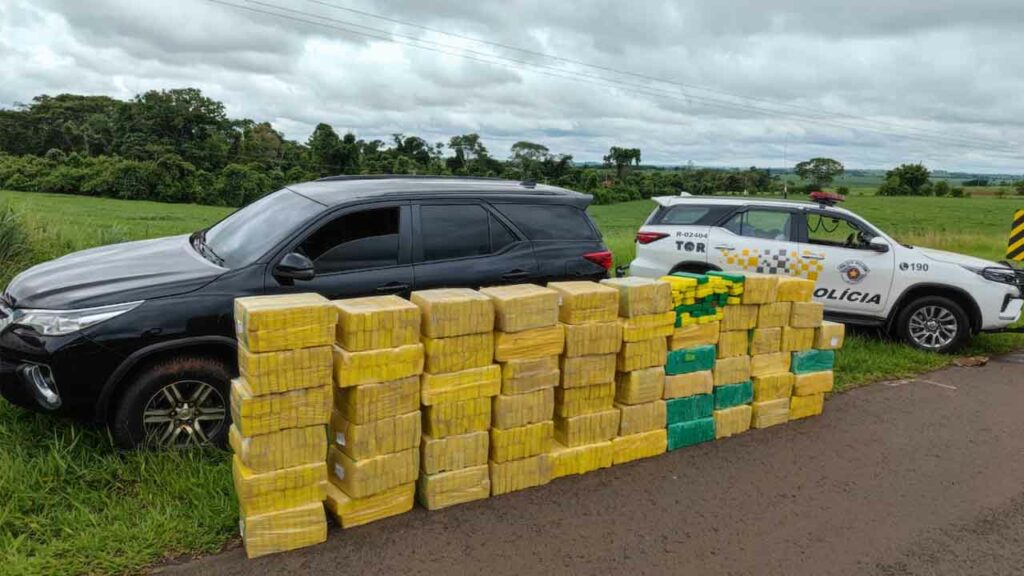 Policiais militares do 2º Batalhão de Polícia Rodoviária (BPRv) prenderam, na manhã desta quarta-feira (4), um homem que transportava uma tonelada de maconha no município de Birigui.  Durante ação da "Operação Sufoco", a equipe do Tático Ostensivo Rodoviário (TOR) abordou o veículo Toyota SW para fiscalização, na Rodovia Gabriel Melhado Chateaubriand (SP-461).  Os agentes realizaram vistoria veicular e encontraram 1.250 tijolos de maconha, que após somados totalizaram 1.143,17 kg da droga, em todo o seu interior. Após pesquisas, foi constatado que o veículo havia sido roubado no município de Guaíra (PR).  O motorista foi preso em flagrante por tráfico de drogas e a ocorrência foi registrada no 2° DP de Birigui. O homem foi encaminhado para a Cadeia Pública de Penápolis.