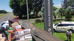 Policia Rodoviária prende caminhoneiro com 200 mil maços de cigarros contrabandeados em Penápolis