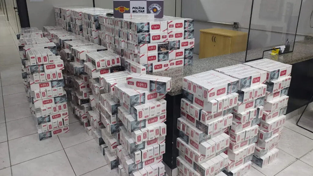 A Polícia Militar Rodoviária apreendeu 15 mil maços de cigarros contrabandeados, na tarde desta quinta-feira (20), em Piracicaba (SP). Um suspeito foi preso.

A apreensão ocorreu durante a Operação Tiradentes, no quilômetro 172 da Rodovia Geraldo de Barros (SP-304), às 16h50.

Em patrulhamento pela rodovia, os policiais abordaram o motorista de um Voyage prata.

Durante a vistoria, foi constatado que ele transportava as caixas de cigarros de origem estrangeira sem qualquer documentação fiscal.

Segundo a corporação, ele buscou a carga no Paraguai e levaria até São Paulo.

A ocorrência foi encaminhada para a Receita Federal e foi registrada como contrabando de cigarros.