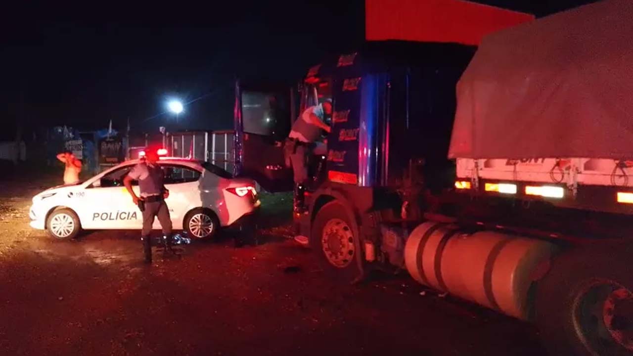 Polícia flagra roubo de caminhão e liberta a vítima amarrada em Piracicaba