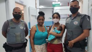 Policial salva recém nascido engasgado em Piracicaba