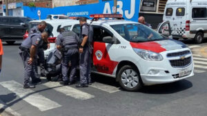 Policial se fere após carro avançar sinal vermelho e bater contra a viatura em Bauru