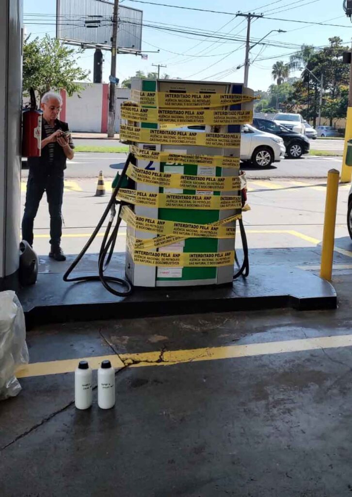 Nesta terça-feira (20), a Agência Nacional do Petróleo (ANP) em conjunto com a Polícia Civil de Piracicaba, no estado de São Paulo, realizaram a interdição de um posto de combustíveis. A ação foi motivada pela constatação de adulteração dos produtos com a presença de metanol. Durante a operação, quatro funcionários do estabelecimento, localizado no cruzamento das Avenidas Carlos Botelho e Centenário, um dos pontos mais movimentados da cidade, foram presos por resistência e encaminhados à delegacia.

As equipes do Departamento Estadual de Investigações Criminais (Deic) e da Delegacia de Investigações Gerais (DIG) da Polícia Civil foram acionadas após a fiscalização da ANP constatar denúncias de irregularidades no local. Em maio de 2023, agentes da Universidade Estadual de Campinas (Unicamp) estiveram no posto de combustíveis para coletar amostras, porém, a ação não foi autorizada pela gerência do estabelecimento.

Segundo informações da Polícia Civil, durante a abordagem realizada nesta terça-feira, os funcionários do posto demonstraram resistência, desligando o sistema de funcionamento das bombas para evitar a coleta de amostras dos combustíveis. Somente após a chegada das equipes da DIG e Deic, as bombas foram religadas. Além disso, o Instituto de Criminalística também compareceu ao local para realizar a perícia.

Durante a fiscalização da ANP, foi constatado que os combustíveis comercializados no posto estavam adulterados com metanol ou apresentavam concentração de etanol acima dos limites estabelecidos pela legislação. Essas práticas enganavam os consumidores, levando-os a acreditar que estavam adquirindo um produto de qualidade e regularizado.

A ação conjunta da Agência Nacional do Petróleo e da Polícia Civil evidencia a importância da fiscalização e do combate à venda de combustíveis adulterados, visando garantir a segurança dos consumidores e o cumprimento das normas regulamentares do setor.

