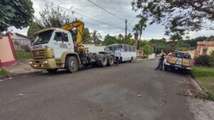 Prefeitura de Piracicaba recolhe veículos abandonados nas ruas