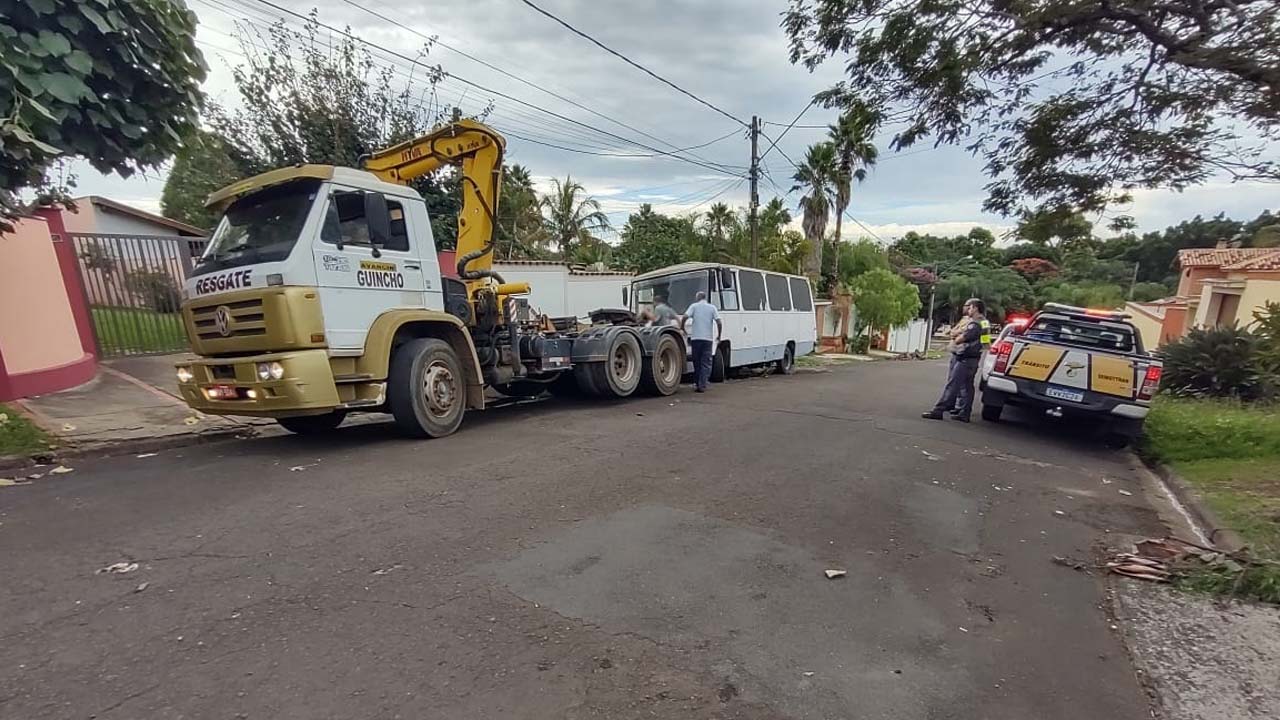 Prefeitura de Piracicaba recolhe veículos abandonados nas ruas