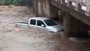 Rio arrasta caminhonete em Botucatu