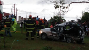 Um morto e três feridos em acidente envolvendo carro e caminhão em Piracicaba