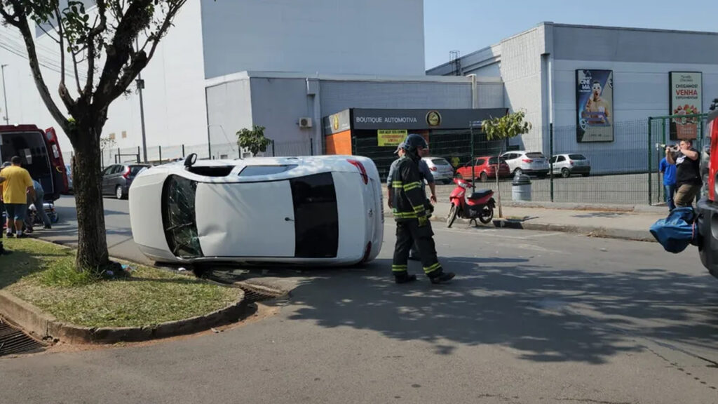 Acidente em Limeira: Veículo Capota ao Atingir Carro de Aplicativo em Frente a Shopping