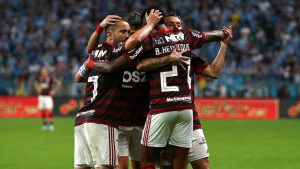 Flamengo goleia Athletico por 5 a 0 no Maracanã e assume vice-liderança do Brasileirão