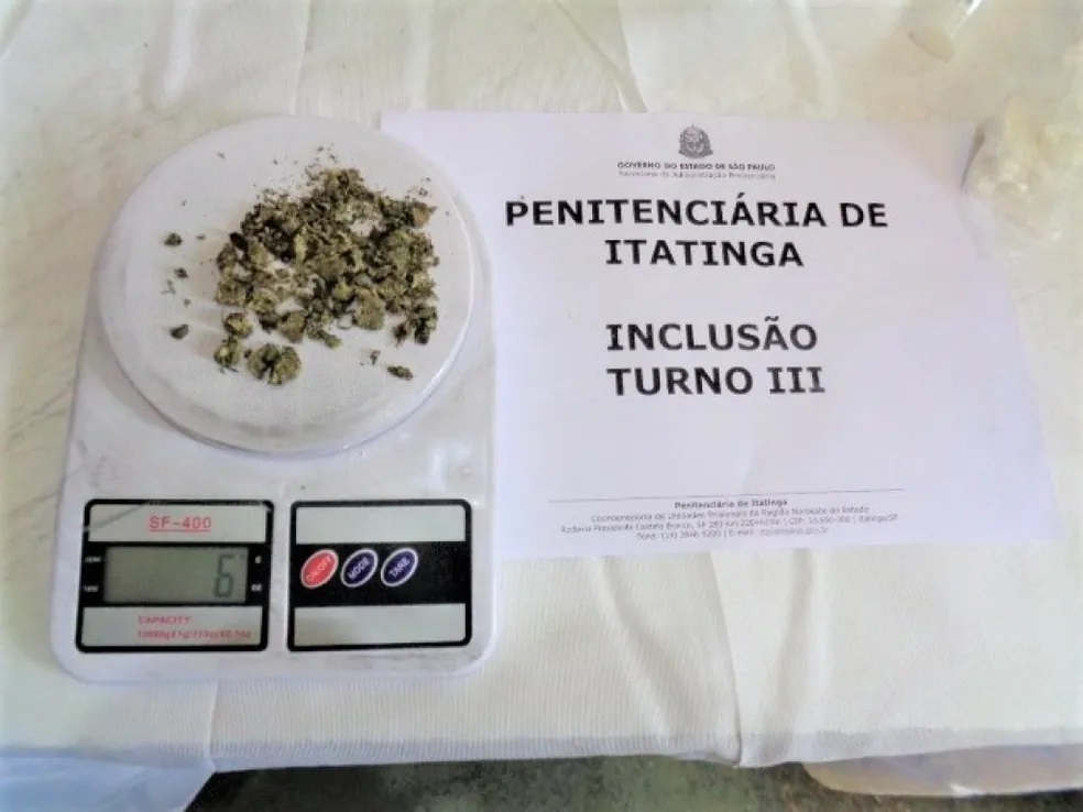 1 Recheou o tenis com maconha e enviou para o marido que esta preso em Itatinga