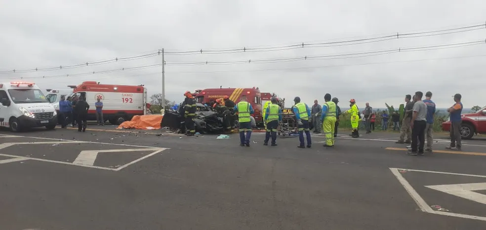 Acidente deixa motorista preso as ferragens de veiculo em Pompeia 1