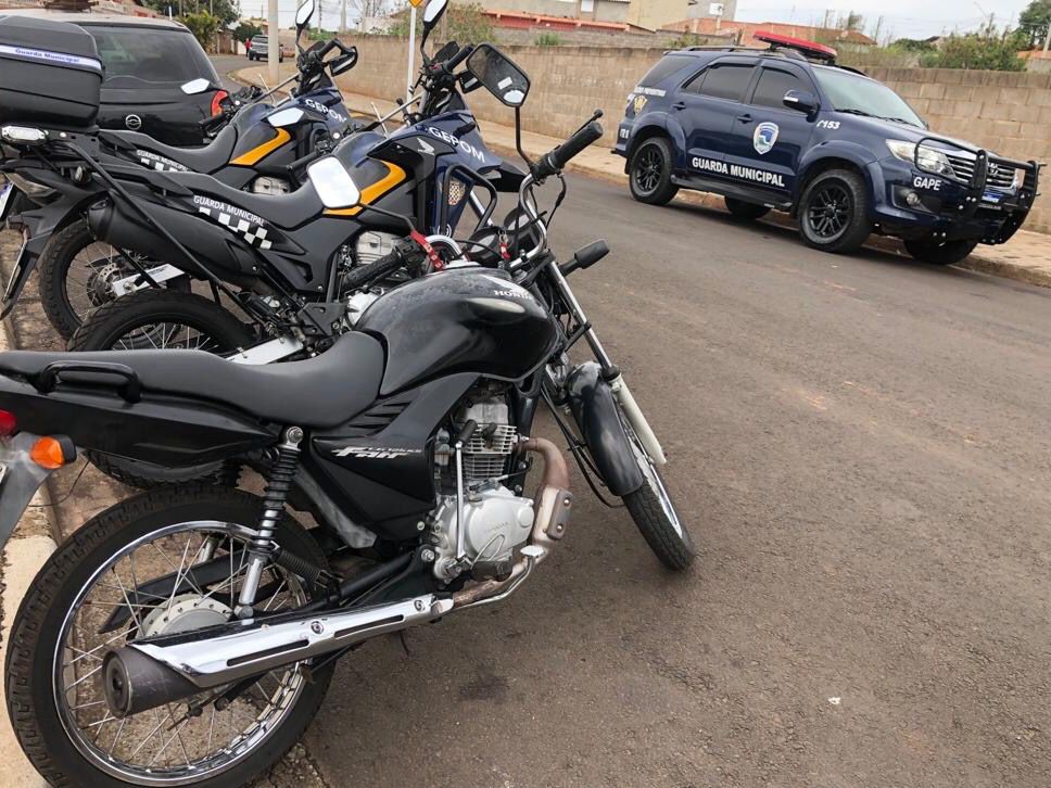 Adulterou a placa da moto com fita adesiva e pagou fiança para não ficar presa em Botucatu