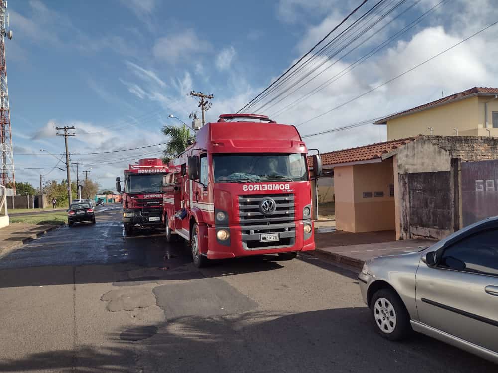 Carro pega fogo em garagem no Jardim Paraiso 2