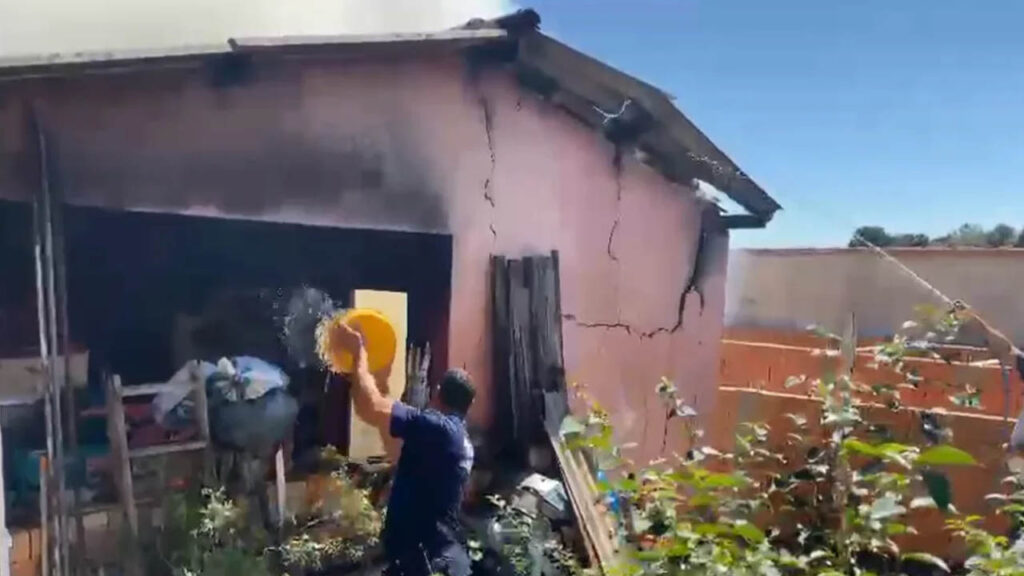 Idosos sao resgatados de casa em chamas em Salto de Pirapora