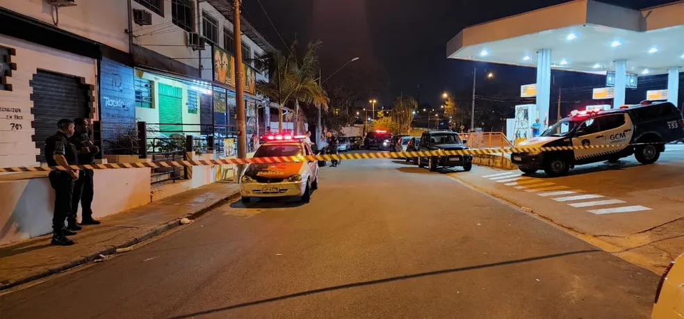 Um homem de 41 anos morreu baleado ao sair de um deposito de bebidas na noite deste sabado dia 10 na Rua 11 de Junho no bairro Boa Vista em Limeira.