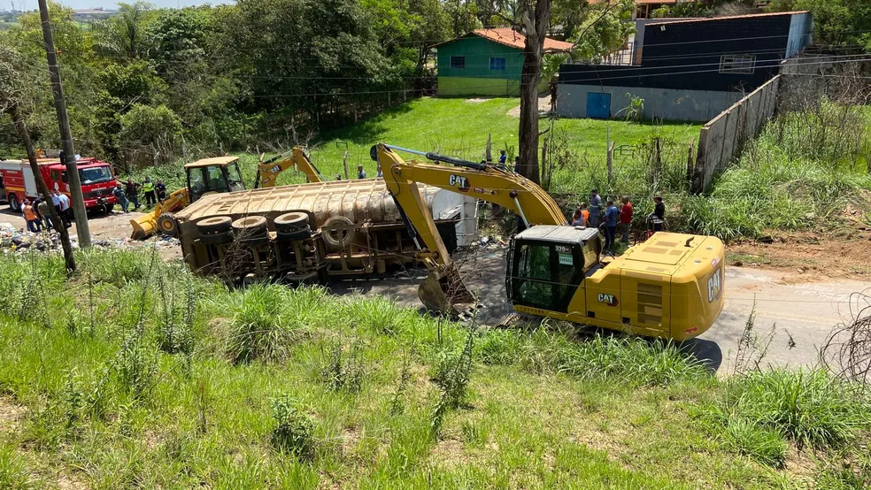 Cacamba de caminhao de lixo tomba em cima de carro e mata mulher em estrada entre Nova Odessa e Sumare 1