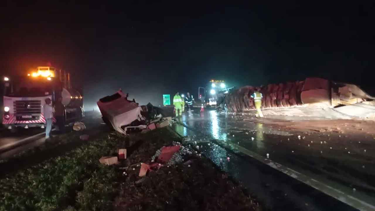 Caminhão carregado de ovos tomba em rodovia de Garça