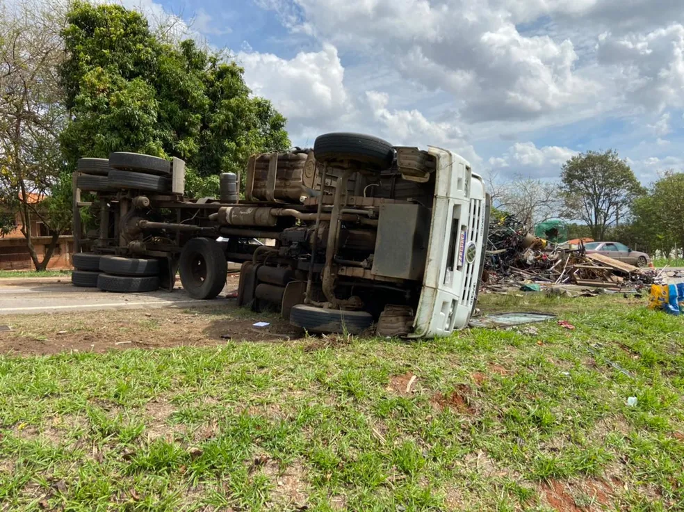 Carreta tomba deixa motorista ferido e bloqueia estrada em Piracicaba