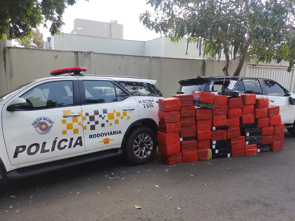 Condutor capota veiculo de luxo com 950 quilos de maconha em Assis 1