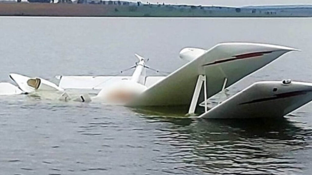 Duas pessoas morrem em queda de aviao na represa de Paranapanema