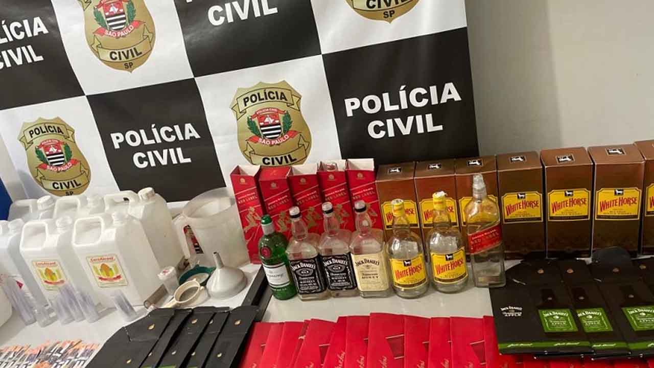 Falsificadores de bebidas alcoólicas em Bauru são presos com galões de álcool e 122 garrafas