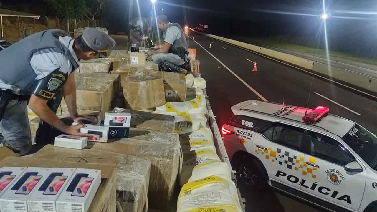 Homem é preso com 200 mil maços de cigarro em carga de abóbora em Ourinhos