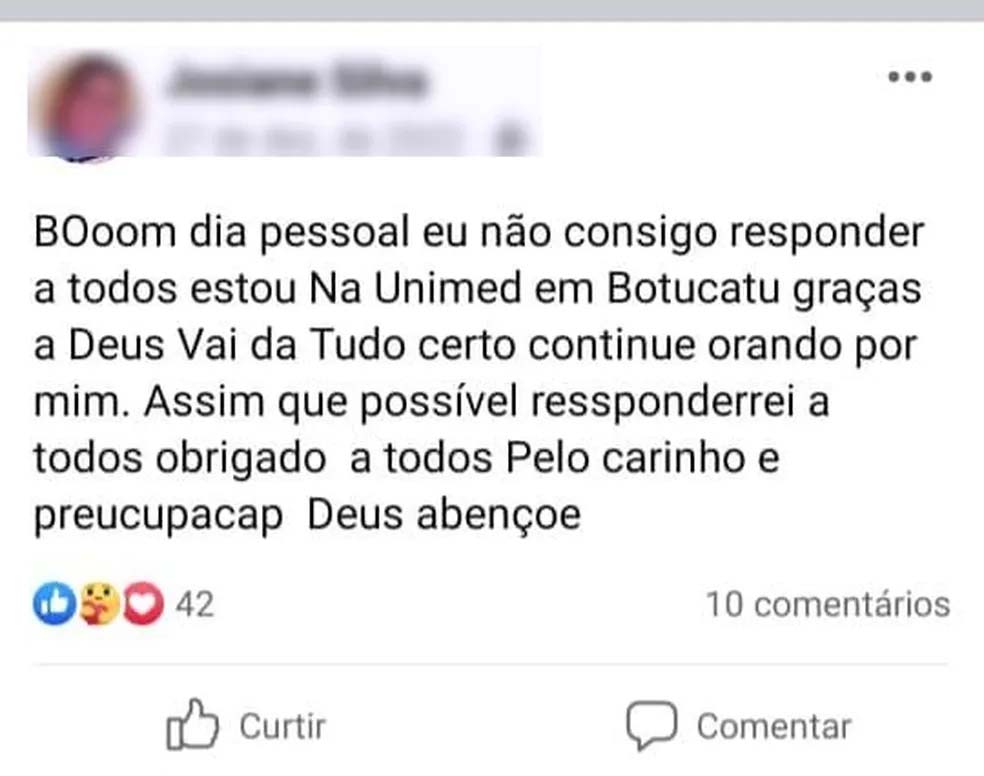 Uma moradora de Areiópolis (SP) está sendo investigada pela Polícia Civil após fingir ter câncer para extorquir dinheiro de moradores da cidade e recursos do poder público. A mulher, de 27 anos, dizia ter três tumores no cérebro e um na garganta, além de leucemia mielóide aguda.

Com o cabelo raspado, a suspeita aparecia em suas redes sociais para pedir ajuda dos moradores da cidade para custear o tratamento contra o câncer. Ela relatava estar em estado terminal e também pedia ajuda porque precisava criar as duas filhas.

A cidade se mobilizou com a história e, além da vaquinha que a suspeita divulgava nas redes, foram feitos bingos e rifas para arrecadar dinheiro para ajudá-la. A própria prefeitura esteve à frente da organização de um show de prêmios em prol da jovem.

Ao mesmo tempo em que pedia ajuda nas redes sociais, a mulher recebia assistência da diretoria de saúde do município.

Em abril do ano passado, o município começou a fornecer medicamentos e insumos para paciente. Também foi oferecido dinheiro para custear o transporte para suposto tratamento no Hospital Amaral Carvalho em Jaú.

Segundo a administração municipal, foram gastos cerca de R$ 30 mil com a mulher. Em setembro de 2022, a diretoria de saúde começou a desconfiar da história e passou a apurar o caso internamente.

Na última terça-feira (14), a prefeitura soube pelo Hospital Amaral Carvalho que o laudo médico apresentado pela suposta paciente era falso. Logo em seguida, a Polícia Civil foi comunicada e instaurou um inquérito policial para apurar o ocorrido.

Na quinta-feira (18), a mulher foi ouvida pela Polícia Civil e confessou os crimes. Ela relatou que foi ameaçada por uma prima para dar os golpes. No mesmo dia, foram apreendidos na casa da suspeita insumos inutilizados que tinham sido fornecidos pela prefeitura. Os materiais foram devolvidos ao poder público.

As autoridades investigam o caso como estelionato, falsidade ideológica e falsificação de documentos.

Do G1