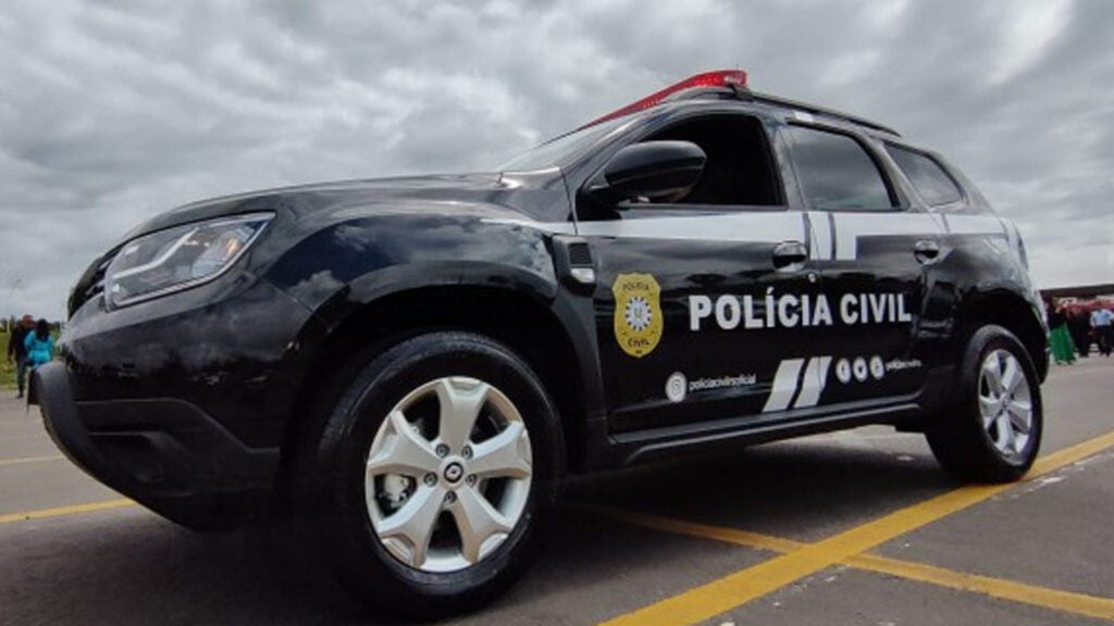 Um criminoso suspeito de jogar gasolina e atear fogo na ex-mulher, na quarta-feira, dia 26, em Marília, foi preso pela Polícia Civil na noite de sexta-feira, dia 28.

O indivíduo estava escondido em um matagal e se entregou após negociação e acabou preso temporariamente por 30 dias.
Segundo as autoridades policiais, a vítima permanece internada em estado grave devido às queimaduras.