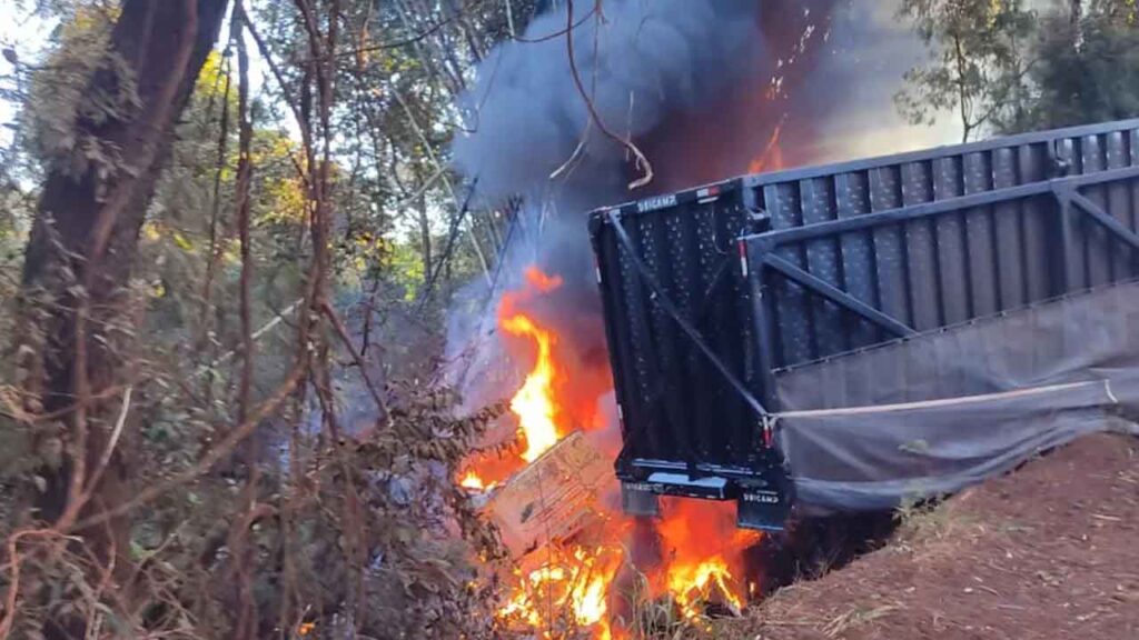 Tragédia em Palmital Homem morre carbonizado em acidente em estrada rural