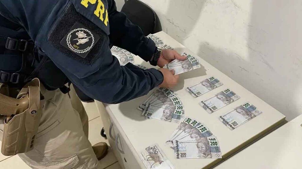 Três pessoas foram presas transportando R$ 26 mil em notas falsas na Rodovia Transbrasiliana (BR-153), em Ourinhos (SP), na noite desta terça-feira (20).
