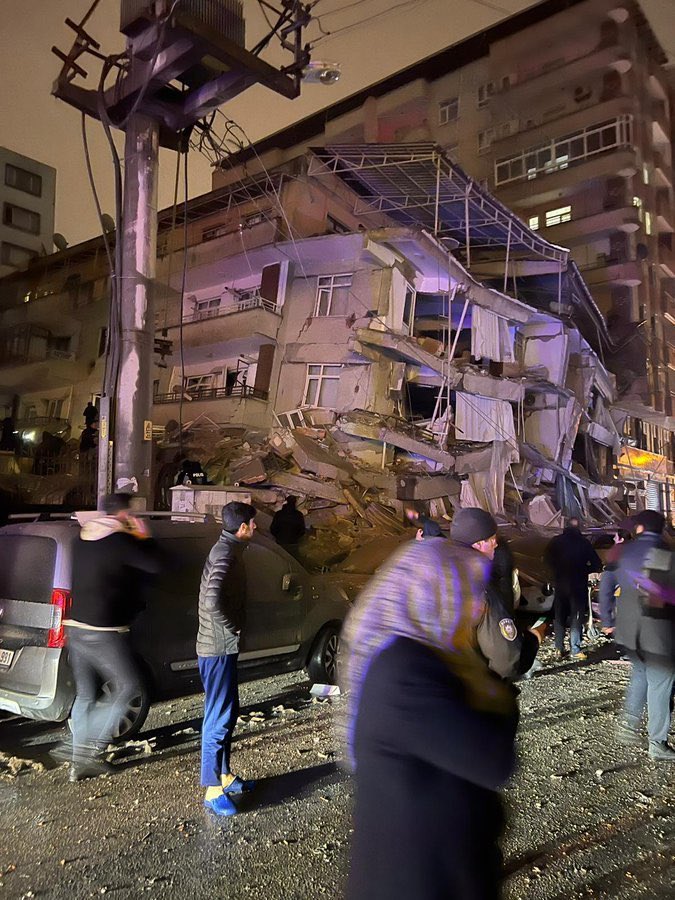 Terremoto de magnitude 7.8 deixa mais de mil mortos na Turquia e Síria