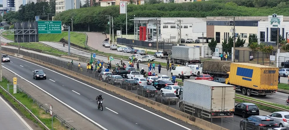 1 Caminhoneiros mantem os bloqueios em rodovias na regiao de Sorocaba nesta terca feira dia 1o