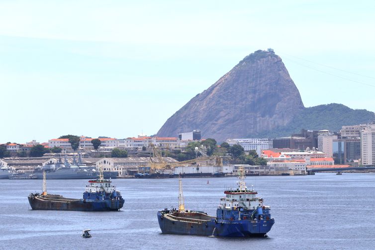 2 Acidente na Baia de Guanabara lanca luz a problema ambiental e social