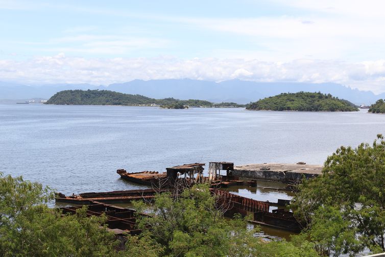 3 Acidente na Baia de Guanabara lanca luz a problema ambiental e social