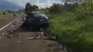 Acidente entre carro e carreta mata duas pessoas em Itatinga