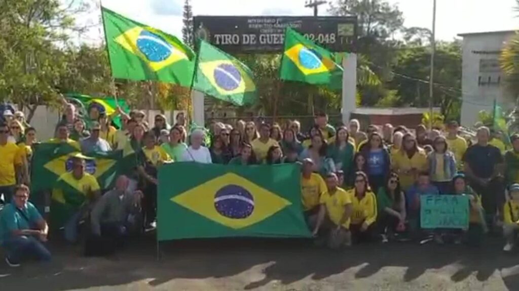 Ato pro Bolsonaro e registrado em frente ao Tiro de Guerra de Botucatu