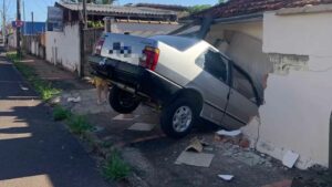 Carro desgovernado invade casa no centro de Botucatu