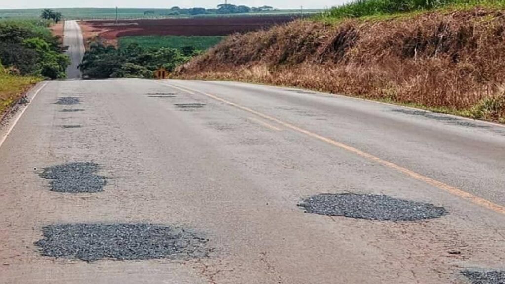 Carro e caminhao batem de frente mata mulher e deixa homem gravemente ferido em Jau