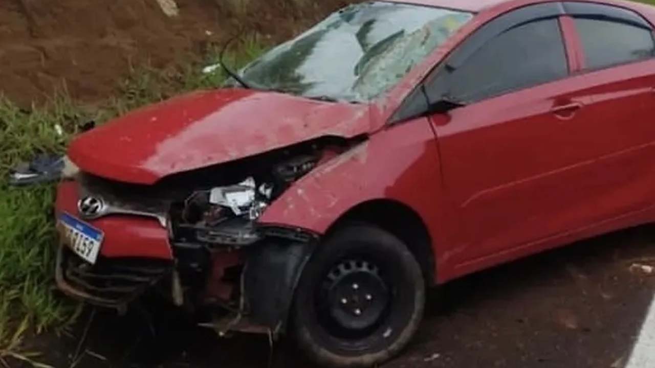 Homem é preso ao capotar carro roubado em rodovia do interior de SP