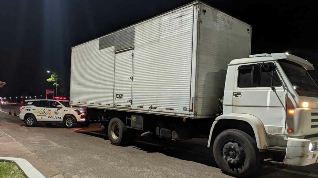 1 Caminhao transportando mudancas com meia tonelada de maconha e apreendido em Agudos