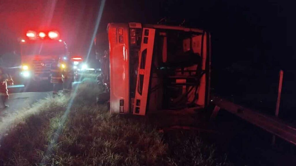 1 Onibus com bolivianos tomba na rodovia e deixa varios feridos em Santa Cruz do Rio Pardo