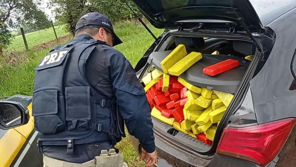 Carro capota com quase meia tonelada maconha em rodovia de Salto Grande